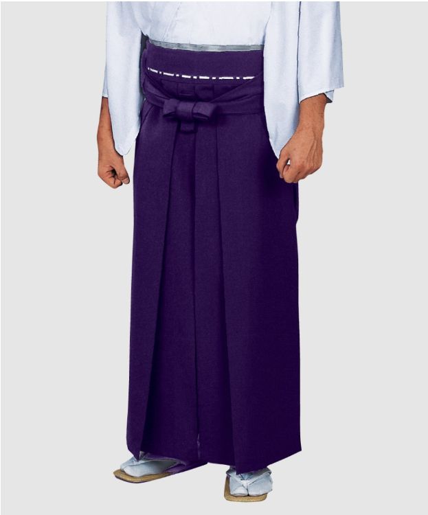 神職用袴 角マチ型・紫色、神官用袴とは、神職（神主）が神事や祭礼の際に着用する伝統的な装束の一部で、色や文様によってその神職の位や役割を示すものです。
