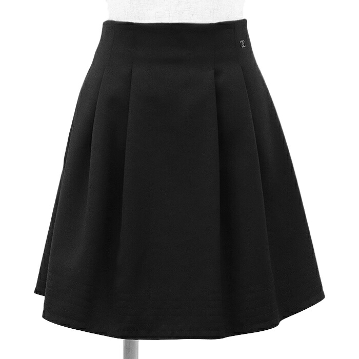 【美品】CHANEL シャネル スカート 06A P29480 ウール100％ サイドスリット プリーツ シグネチャー ロゴ COCOマーク チャーム 無地 ボトムス レディース サイズ 36 ブラック 黒 イタリア製 カール・ラガーフェルド期【中古】