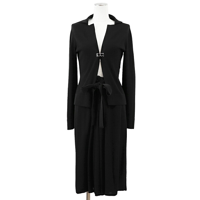 SALE【極美品】Salvatore Ferragamo サルヴァトーレフェラガモ セットアップ 大いさ 上S・下M レディース 上衣 スコート 編み物 ガンチーニ 黒いこと 黒 イタリア共和国製【中古】