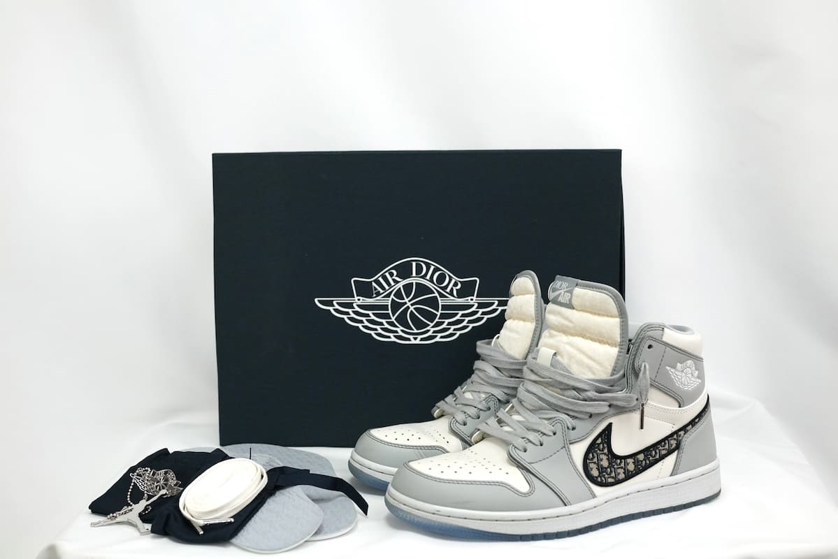 Dior Nike ディオール ナイキ Air Jordan 1 Hidh OG DIOR AIR DIOR エアジョーダン １ ハイカット グレー ホワイト US8 26cm 【中古】