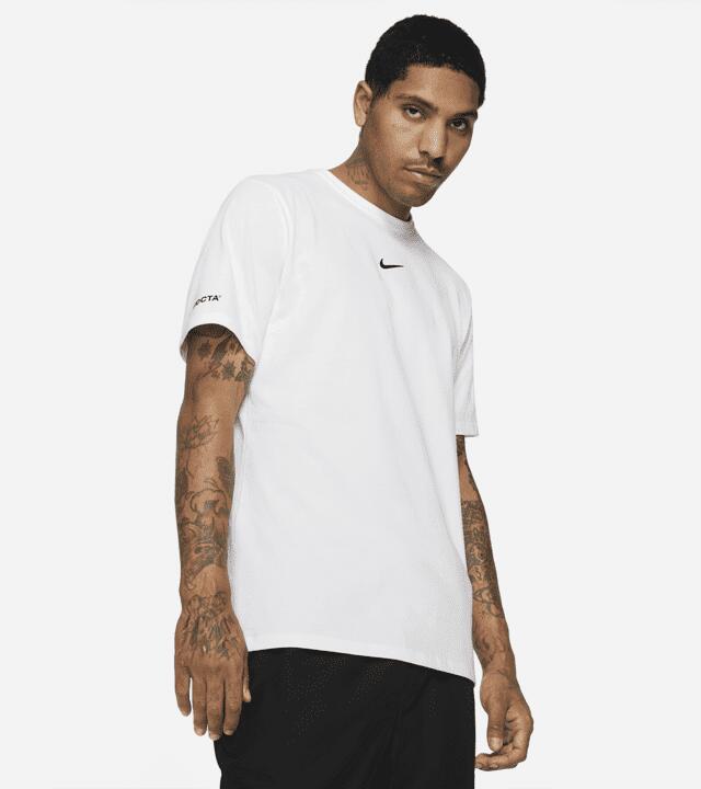 Nike x Drake NOCTA Logo Tee Whiteナイキ ドレイク ノクタ ロゴ Tシャツ ホワイトNJ-0258 「ナイキ（NIKE）」が、歌手のドレイク（Drake）とのコラボレー
