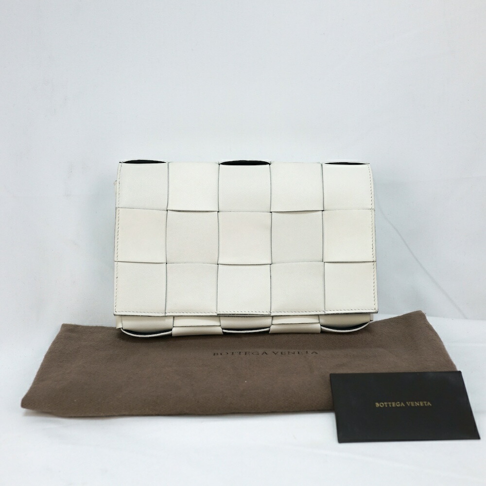 BOTTEGA VENETA  ボッテガヴェネタ CASSETTE BAG テープ 肩部 うしろ側 白いこと 黒いこと バイ色合い 578004 VMAY3  【中古】新古品