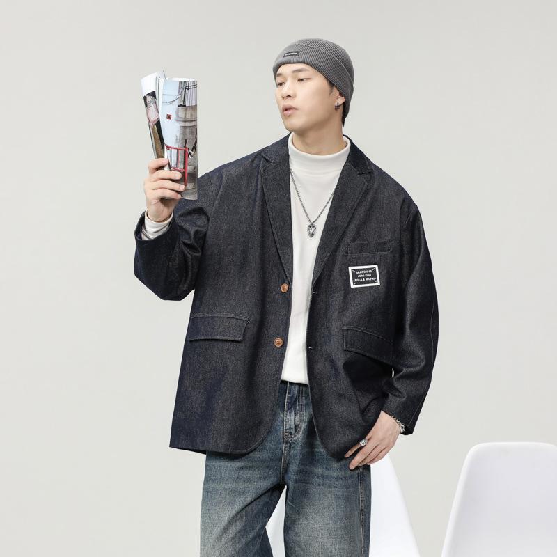 メンズ 牛仔上衣 返り咲きなめし革表現スタイル 痞?風 綿原料品 耐摩耗 直筒型 立領 シングル乳ぶさ 名取り草 長袖 立体衣嚢 口袋かざり付ける 後中細長い切口 曲がった裾 春陽 青二才向け 翰林院風 心地よい 普段使い走り デイリーお召しもの 綿織物85100分率 ファッ