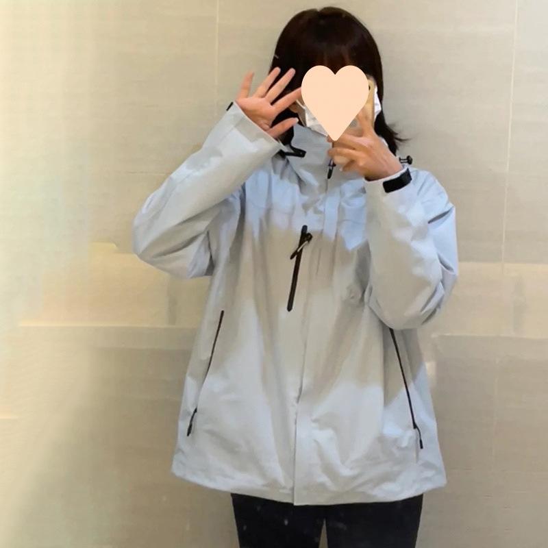 成人女性用 上衣 厚地の外套 長袖 レディース ボンネット付き添い人 山登り 山歩き アウトドア 防風 雨合羽 通い 人となり 烏兎冬 薄っぺら内里 煙青 黒 白灰 うつり変わり 生まれ変わり衣料繊維 軽さ 伸縮性 吸湿速乾 普段使い走り 御部屋着