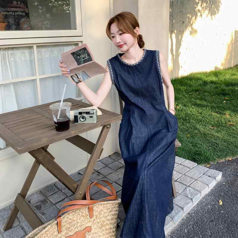 衣装 レディース 無袖 ジーンズ 連衣裙 深青 刺しゅう ひな型 返り咲き ひな型 A字型 スコート 丸首 高腰 中長丈 広々とした影ぼうし ポリエステル 原材料 人となり 通い 表現スタイル 百搭 表現スタイル 夏 時節 単品