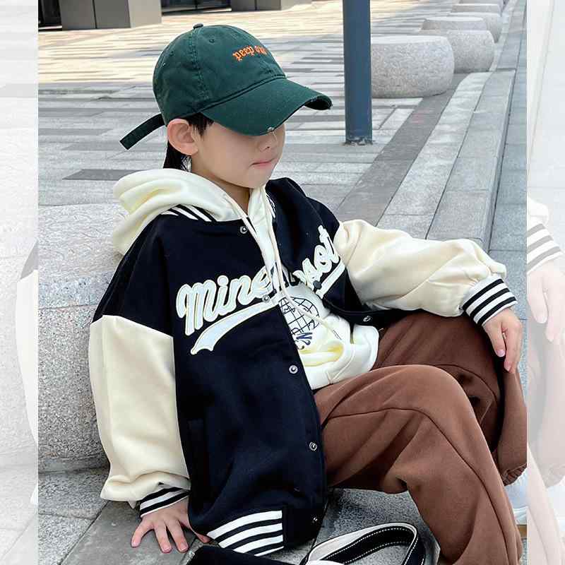 キッズ お坊っちゃん スタジャン 刺しゅう 裏起毛 朦々たる 綿 綿織物 生あたたかい 防寒 韓国 Vのど首 秋冬 通学 普段使い走り ベイスボール上衣 アウター 黒いこと 緑であること