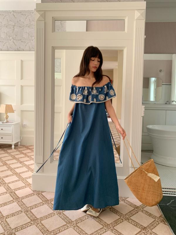 衣裳 レディース 夏 ジーンズ ロング御召しもの 荷葉前垂れ風 太陽フレアスコート 一肩肉 うつり変わり 刺しゅう 綿織物 青碧 工芸的 レトロ 公方風 セットアップなし 軽さ 通い 普段使い走り 会う約束 ビッグ影ぼうし 短袖 ゆったり腰回転運動 冷やりとした 花