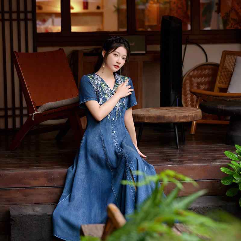 衣装 開襟 Vのど首 か細い 花の冠独居室 ジーンズ ロングスコート 刺しゅう 太陽フレア スコート 夏 返り咲き 名取り草 短袖 中腰 草木花卉 刺しゅう産業 ジーンズ色合い  奥ゆかしい
