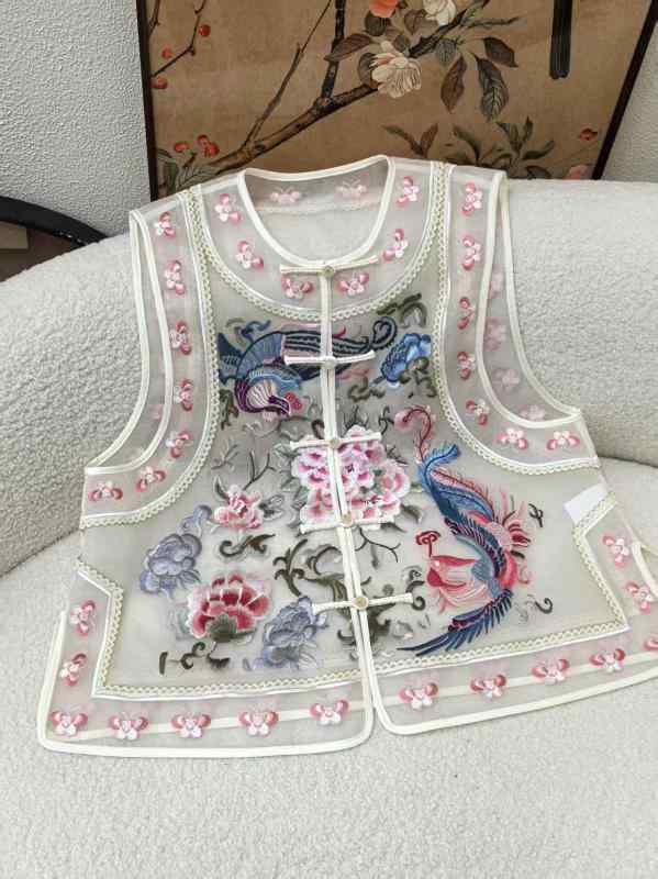 より良い レディース ジレ オリエンタル今めかしい 瀬戸もの風 レトロ 鳳凰 蝶柄 万針刺しゅう 朦々たる 桑蚕 絹 オーガンディー 雅びやか 晴れ晴れしい感 春夏 象牙色 黒いこと