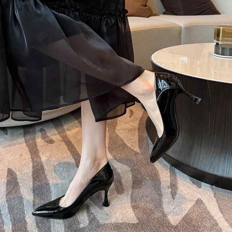 パンプス レディース 執務室 商行為 通い デイリー 浅口 ポインテッドトゥ エナメル PUなめし革 7糎踵 ピン踵 幅ひろい ゆったり 気が大きい大きさ 好いたらしいめ 雅びやか 春夏秋