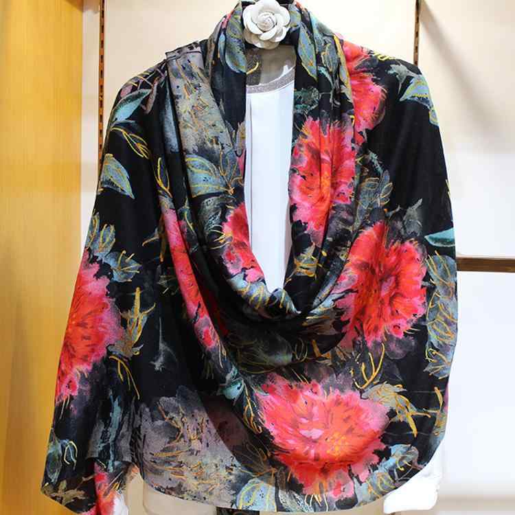消音装置 肩かけ 秋冬 袈裟 薄っぺら 水墨画 花柄 羊毛 大判 200糎 あったか 防寒 黒いこと 母の日 差し上げ物