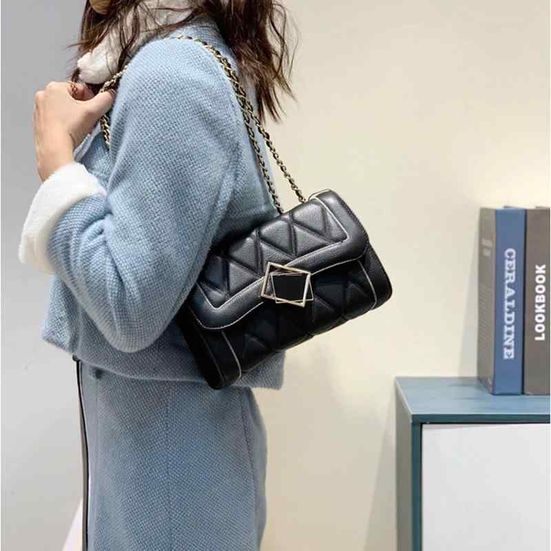 御徒面子 レディース 春夏 革 牛皮 なめし革 ミニ真四角 キルティング ショルダーバッグ 曲がった掛け チェーンストラップ もの柔らかな原料品感 デイリー 今めかしい 口さかしい 女子らしい 好いたらしいめ心地好い 個人的特徴的な