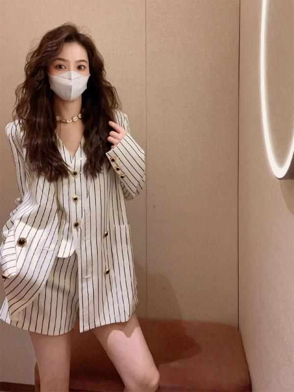 レディース セットアップ 職業 女性 綿麻 素材 白 条紋 柄 夏 3点セット 長袖 トップス 七分丈パンツ ジャケット 通勤スタイル 爽やか ドライ 涼しい 素材 干? 流行 きれいめ セットアップ 女性用 麻 混紡 ボタン 複合｜オレンジアイランド