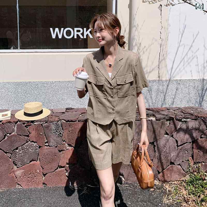 レディース セットアップ チャネル風 ジャケット ショートパンツ ツーピース 夏季 キャメル ポリエステル 素材 ポケット 切り替え 加工 スタイル 私服 名媛 軽量 涼しい 通気性 良い 膝上丈 半袖 袖 シンプル 無地 ｜オレンジアイランド