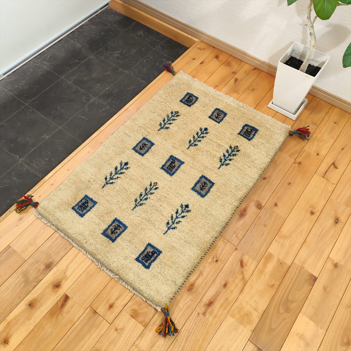 ペルシャ ギャッベ 【本場イラン産】 90x60cm 厚み 2.50cm アイボリー ベージュ グレー 原毛 パネル ヤギ 生命の木 ウール100% セール ギャベ 玄関マット 天然素材 草木染め 手織り 絨毯 ラグ Gabbeh 赤ちゃんも安心 遊牧民族 RJ14565｜オリエンタルラグファクトリー