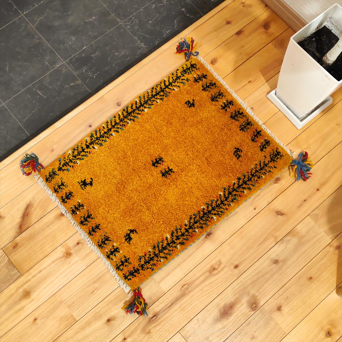 ペルシャ ギャッベ 【 本場 イラン産 】 56.5x.43cm 厚み 2.50cm 黄色 イエロー オレンジ 山吹色 風水 金運 生命の木 ヤギ ソファ前 ミニマット 約40×60cm Gabbeh 赤ちゃんも安心 ギャベ 遊牧民族 カシュガイ族 手織り絨毯 ソファ前 プレゼント NN19909|オリエンタルラグファクトリー