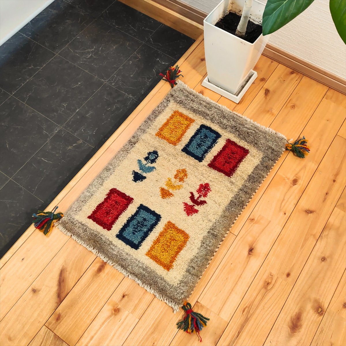 ペルシャ ギャッベ 【本場イラン産】 57x39.5cm 厚み 2.40cm グレー アイボリー ベージュ 原毛 花 生命の木 ウール100% セール ギャベ 玄関マット 天然素材 草木染め 手織り 絨毯 ラグ かわいい おしゃれ オールシーズン ギフト 新築祝 お祝い 贈り物 NN20319|オリエンタルラグファクトリー