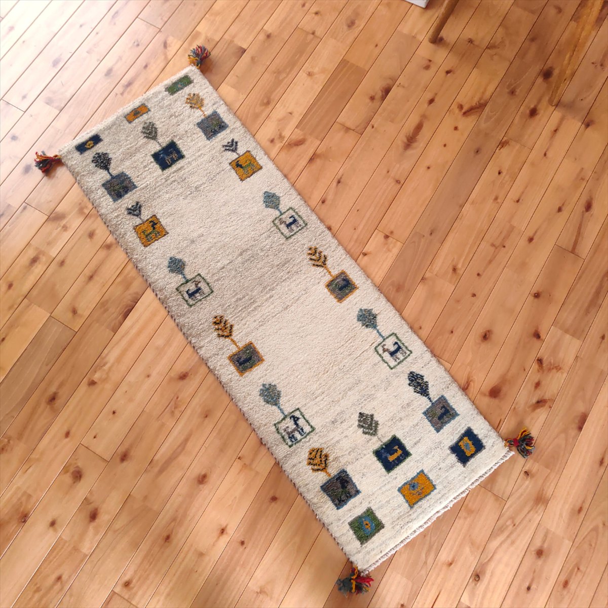 ペルシャ ギャッベ 本場イラン産 143x50cm 厚み 2.19cm アイボリー ベージュ パネル 生命の木 ヤギ ギャベ 玄関マット ウール 天然素材 草木染め 手織り 絨毯 ラグ 赤ちゃん安心 カシュガイ族 遊牧民族 プレゼント ランナー 細長い キッチンマット RJ13961