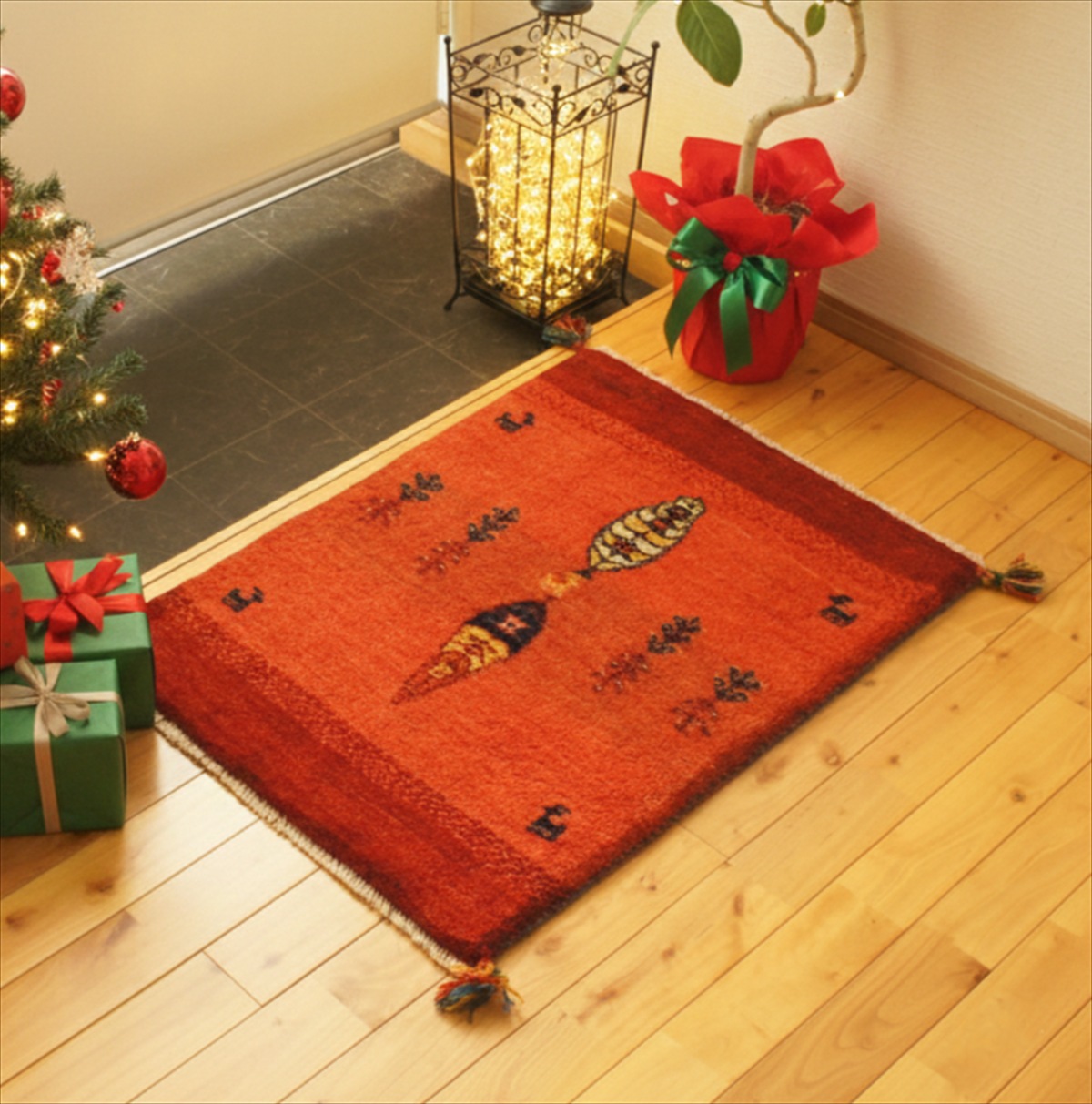 ペルシャ ギャッベ 【本場イラン産】 88x62cm 厚み 2.52cm 赤 レッド 茜色 ボルドーカラー 糸杉 グラデーション 生命の木 ウール100% セール ギャベ 玄関マット 天然素材 草木染め 手織り 絨毯 ラグ Gabbeh 赤ちゃんも安心 遊牧民族 RJ12817｜オリエンタルラグファクトリー
