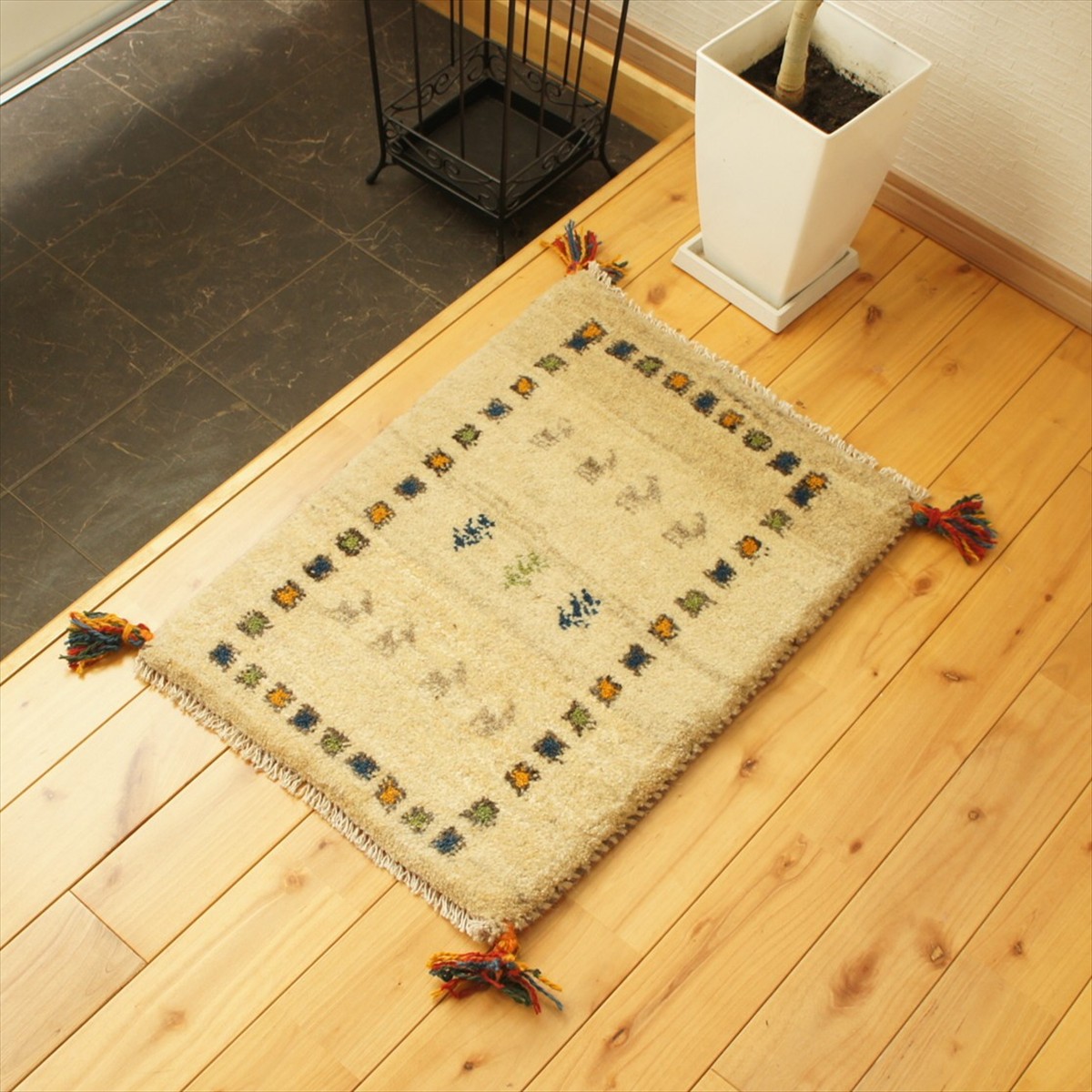 ペルシャ ギャッベ 【 本場 イラン産 】 57x41cm 厚み 2.38cm ベージュ アイボリー グレー パネル モザイク カラフル 生命の木 ヤギ ソファ前 ミニマット 約40×60cm Gabbeh 赤ちゃんも安心 ギャベ 遊牧民族 カシュガイ族 手織り絨毯 ソファ前 プレゼント NN20538|オリエンタルラグファクトリー
