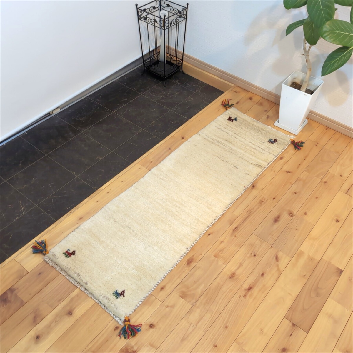 ペルシャ ギャッベ 【 本場 イラン産 】 120x40cm 厚み 2.12cm アイボリー ベージュ ホワイト 白 シンプル 生命の木 ヤギ Gabbeh 赤ちゃんも安心 ギャベ 遊牧民族 カシュガイ族 手織り絨毯 ソファ前 ミニランナー 細長い キッチンマット 上がり框 RJ15563