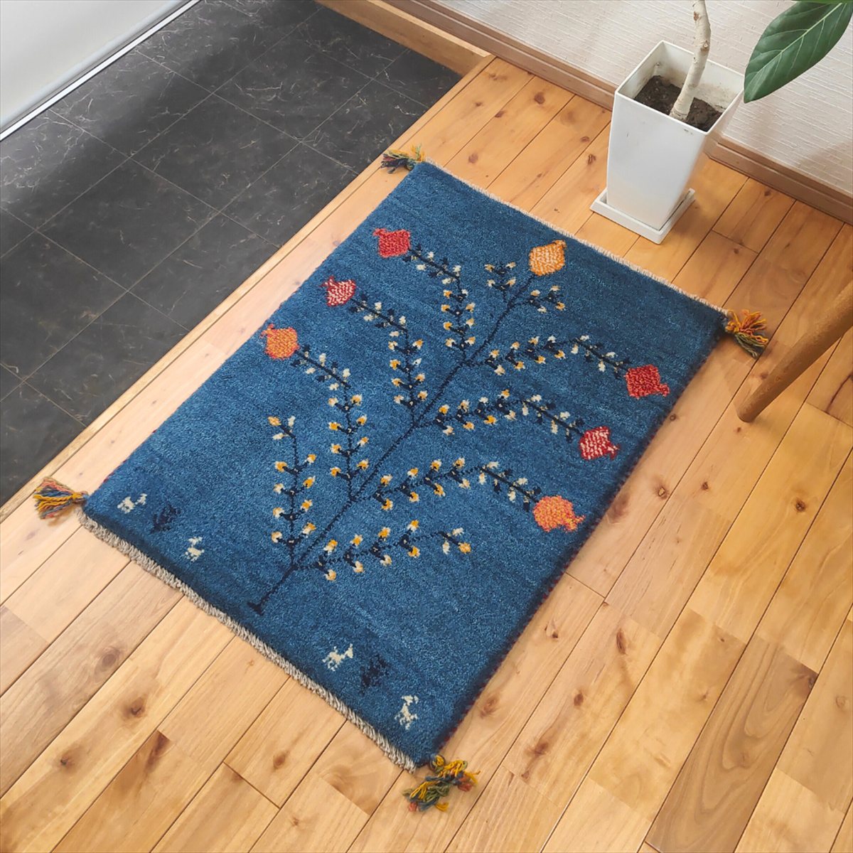 ペルシャ ギャッベ 【本場イラン産】 85x60cm 厚み 2.24cm ブルー 青 ザクロの木 生命の木 ヤギ セール ギャベ 玄関マット 絨毯 ラグ カーペット 寝室 リビング ウール100% 天然素材 草木染め 手織り絨毯 RJ4361｜オリエンタルラグファクトリー