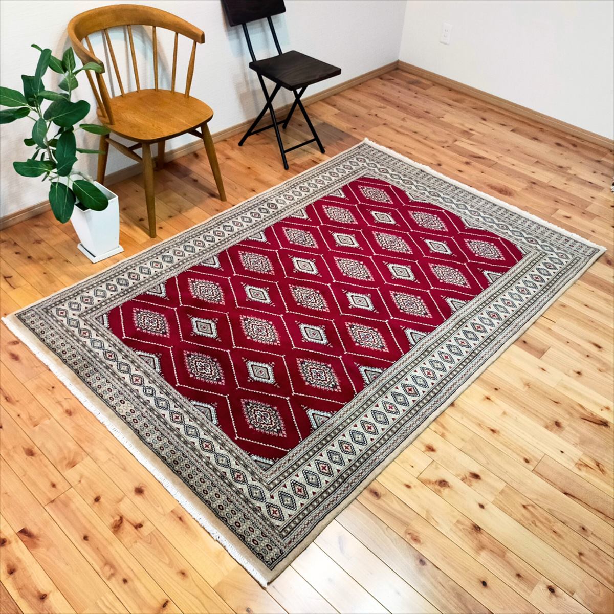 パキスタン絨毯 ハイクオリティ 205x137cm リビング 寝室 ダイニング 伝統 文様手織り カーペット レッド 赤 茜色 ベージュ 羊毛 幾何学模様 ホットカーペット対応 床暖房対応 一年中 現品限り 一点もの 【D2】｜オリエンタルラグファクトリー