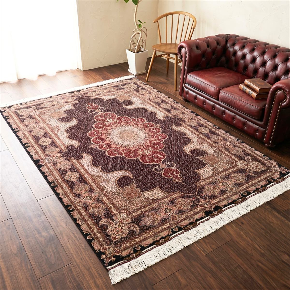 【20%OFFクーポン対象】お買い物マラソン★ ペルシャ絨毯 タブリーズ産 ブラックマヒ 204×154cm 手織り ウール シルク 本物イラン産 漆黒 メダリオン マヒ柄 ハティビ 伝統織物 センターラグ リビング 高級 格式 応接室 クラシック ラグ 豪華 敷物 TR7956|オリエンタルラグファクトリー