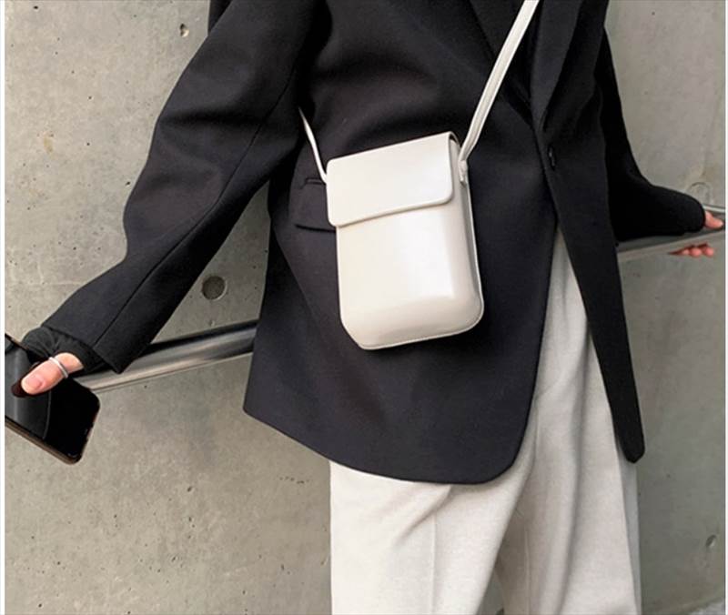 ショルダーバッグ カバン ポシェット ラフ 肩掛け 斜め掛け たすき掛け レディース かわいい 大人可愛い きれいめ こなれ感 シンプル カジュアル 主役級 存在感 個性的 韓国 オルチャン デート お出かけ ミニ コンパクト 軽量 スナップボタン 貴重品 スマホケース