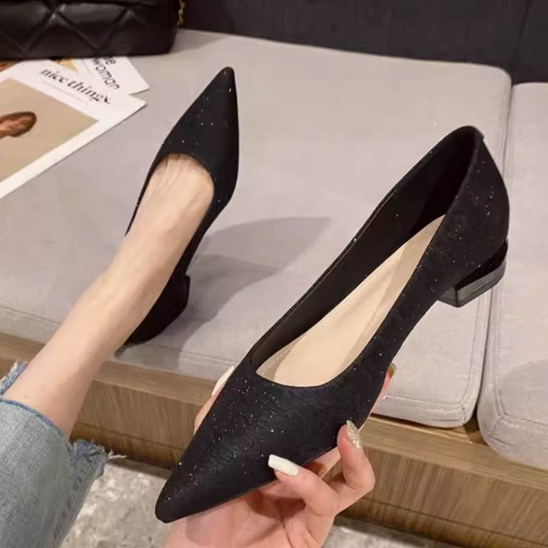 パンプス 靴 シューズ ローヒール ポインテッドトゥ ピンヒール レディース かわいい 大人可愛い きれいめ 上品 こなれ感 シンプル カジュアル 主役級 存在感 個性的 韓国 オルチャン デート お出かけ パンプス 2cmヒール 痛くない 歩きやすい 履きやすい 安定性