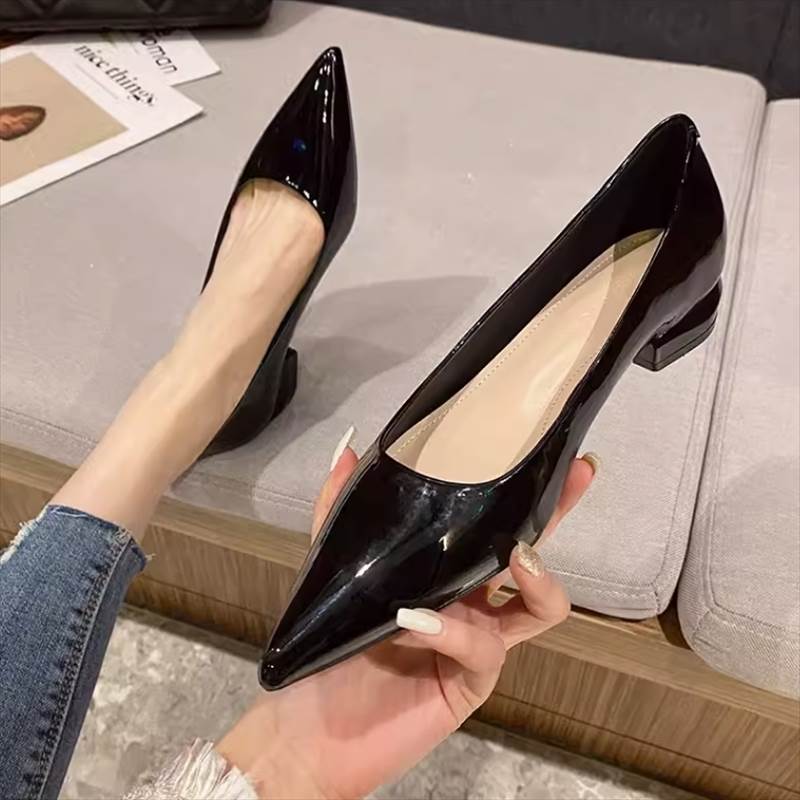 パンプス 靴 シューズ ローヒール ポインテッドトゥ ピンヒール レディース かわいい 大人可愛い きれいめ 上品 こなれ感 シンプル カジュアル 主役級 存在感 個性的 韓国 オルチャン デート お出かけ パンプス 2cmヒール 痛くない 歩きやすい 履きやすい 安定性