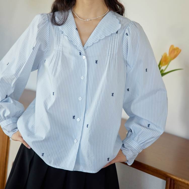 レディース トップス シャツ ブラウス シャツブラウス スカラップ スカラップ刺繍 ピンタック 長袖 パフスリーブ Vネック 襟なし ルーズフィット 刺繍 ボタン かわいい 大人可愛い 大人女子 リボン ストライプ 上品 送料無料 個性的 トップス おしゃれ 韓国 オルチャン｜ORIENTAL WIND 12,585円