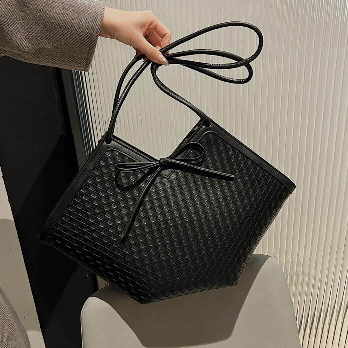ショルダーバック 肩がけ リボン ファスナー ハート型 PU 大人可愛い カジュアル おしゃれ かっこいい 大人女子 こなれ感 キュート ガーリー 主役級 無地 10代 20代 30代 レディース 通勤 デート お出かけ 女子会 休日 イベント お買い物 デイリー モテ プレゼント 5,023円