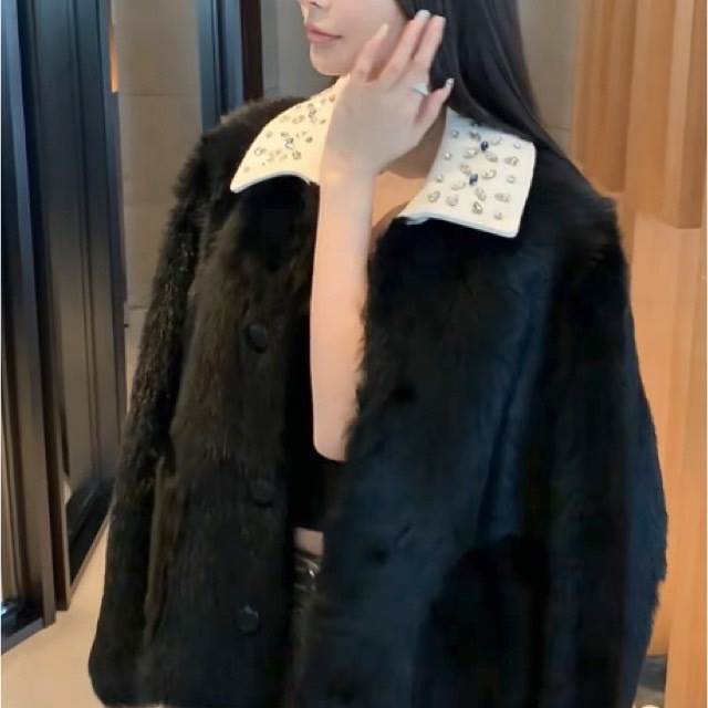アウター コート ショート丈 長袖 前開き 襟付き スパンコール ファー かわいい 大人可愛い きれいめ シンプル 上品 おしゃれ かっこいい レトロ ラフ ルーズ こなれ感 個性的 主役級 存在感 抜け感 秋 冬 キュート クール レディース 女性用 ママ マタニティ OL 通勤