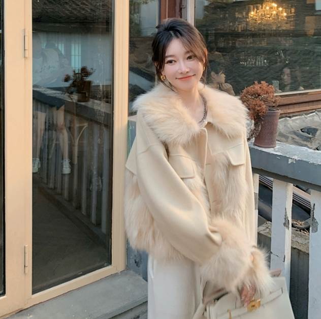 アウター コート ミディアム丈 長袖 前開き ボタン 毛皮 もこもこ ふわふわ かわいい 大人可愛い きれいめ シンプル 上品 おしゃれ かっこいい レトロ ラフ こなれ感 個性的 主役級 存在感 抜け感 無地 冬 キュート エレガント ナチュラル ベーシック レディース 女性用｜ORIENTAL WIND