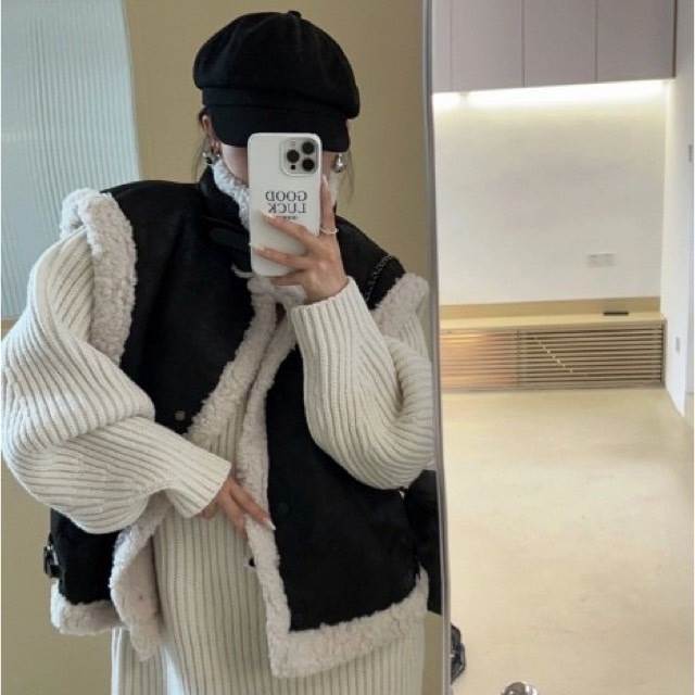 アウター ベスト ミディアム丈 袖なし 前開き ポケット もこもこ かわいい 大人可愛い きれいめ シンプル 上品 おしゃれ かっこいい レトロ ラフ ルーズ こなれ感 個性的 主役級 存在感 抜け感 無地 冬 キュート クール ナチュラル ベーシック レディース 女性用 ママ