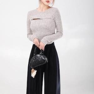 レディース トップス ショート 長袖 ラウンドネック タイト スリム 細身 ファスナー 薄手 大人可愛い きれいめ シンプル おしゃれ こなれ感 ラフ クール モード系 存在感 抜け感 都会的 無地 秋 冬 クリスマス バレンタイン 通勤 学生 デート お出かけ お泊まり