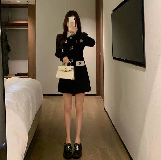 ワンピース ミニワンピース 長袖 襟付き ボタン ミニ丈 ビーズ Aライン かわいい 大人可愛い きれいめ シンプル 上品 おしゃれ かっこいい レトロ ラフ こなれ感 個性的 主役級 存在感 抜け感 無地 キュート ガーリー エレガント ナチュラル ベーシック 春 秋