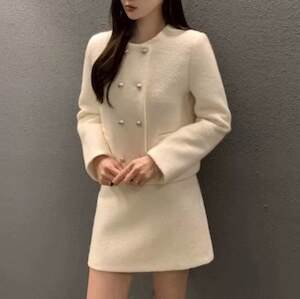 レディース スカート ジャケット セットアップ ミニ ノーカラー フェミニン 大人可愛い きれいめ 上品 おしゃれ こなれ感 モード系 エレガント とろみ感 都会的 ラグジュアリー 冬 謝恩会 二次会 クリスマス バレンタイン オフィス ビジネス OL 通勤 学生 通学 デート