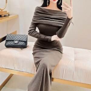 レディース ワンピース ニットワンピ ロング 長袖 萌袖 オフショルダー タイト スリム 細身 ニット 大人可愛い きれいめ シンプル 上品 おしゃれ こなれ感 クール モード系 エレガント 存在感 とろみ感 都会的 ラグジュアリー 秋 冬 謝恩会 二次会 クリスマス