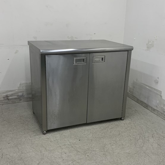【中古】 A08392 作業台 扉付き ステンレス 作業テーブル 3方枠 W900 x D600 ｘ H800 mm　【業務用】【厨房用】【家財おまかせ便】｜オリマックスキッチンプロショップ