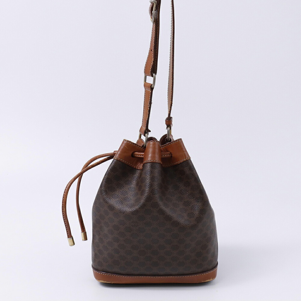 セリーヌ　巾着バック CELINE マカダム柄ブラゾン刻印巾着ショルダーバッグ | Hedy
