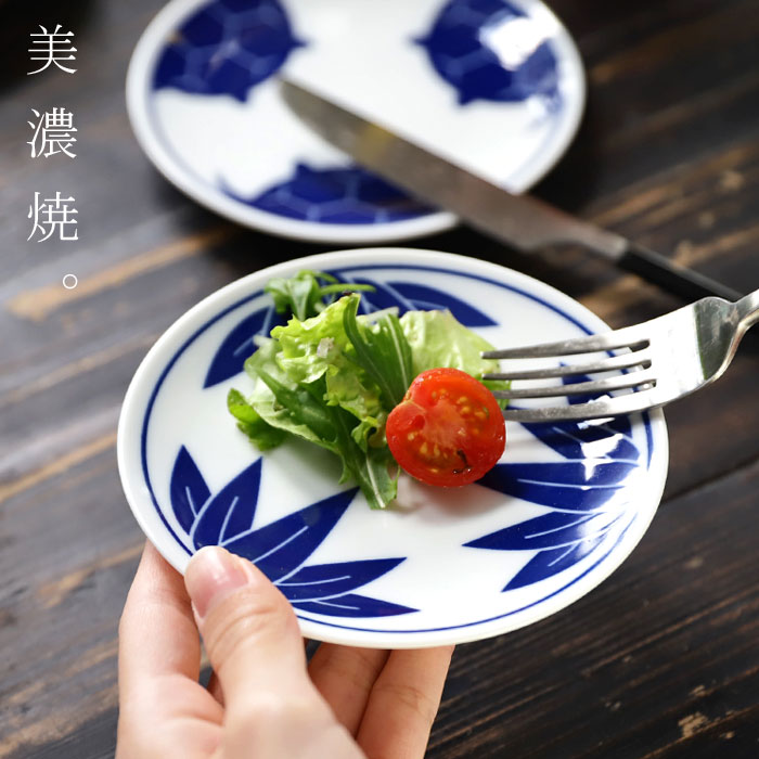 楽天市場 小皿 12cm 豆皿 日本製 美濃焼 陶器 藍色 ブルー 竹 染付 柄 和柄 模様 縁起物 おしゃれ お皿 皿 平皿 丸皿 うつわ 器 和食器 食器 副菜皿 醤油皿 薬味皿 菓子皿 電子レンジ対応 食洗機対応 お祝い プレゼント アンティカフェ Antiqcafe