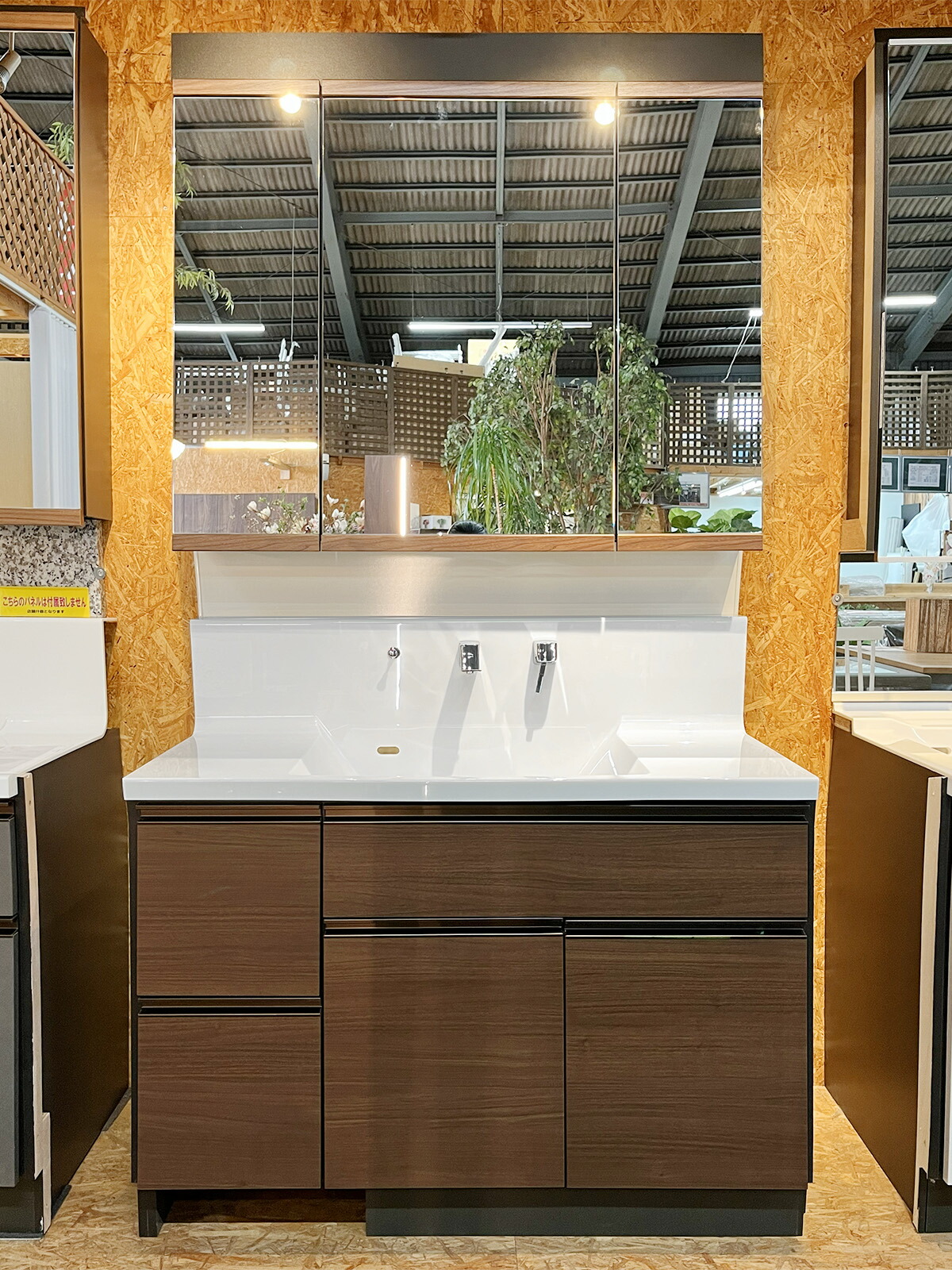 【モデルルーム展示品】【特注・未使用品】 タカラスタンダード W1115 洗面化粧台 ハイバックカウンター 木目調ブラウン / W1110 バックパネル / W1115 三面鏡付き収納セット マンション 戸建て リフォーム【Y1104-02】