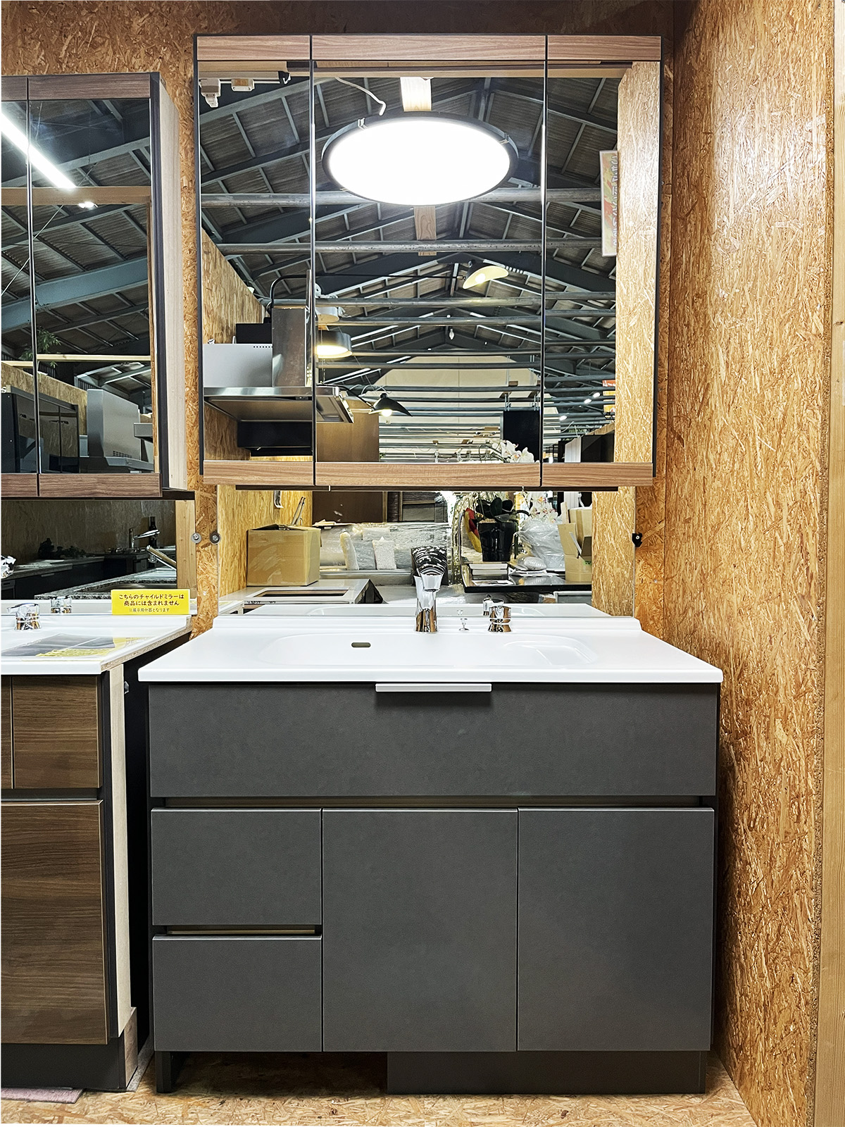 【モデルルーム展示品】【特注・未使用品】W1015 洗面化粧台 レザー調グレー / W1005 チャイルドミラー / W1015 三面鏡付き収納セット マンション 戸建て リフォーム【Z0522-05】｜お新古市場
