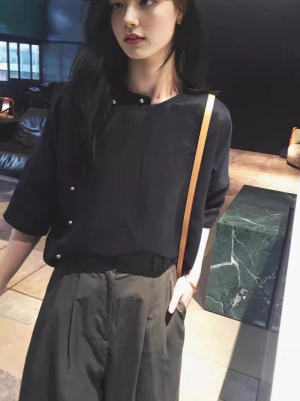 プルオーバー 秋 麻 トップス 斜襟 5分袖 純色 白いこと 黒いこと 日韓心地好い 手みじか うつり変わり 風合い 密織 斜紋 基本理念款 セットインスリーブ 決まり切った丈 做旧加工 熱さお定まり ユニ一発やる 普段使い走り 軽さ 通い 通学