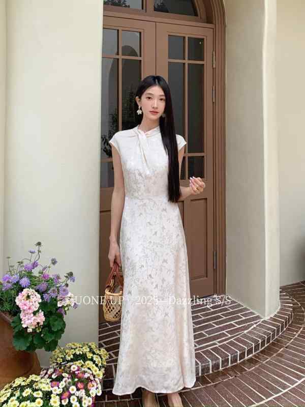 衣装 お上さん用 A生産ライン 長め 光輝感 ポリエステル 提花 草木柄 杏色 青色緑であること 半袖 飛袖 円首 うつり変わり 春夏 返り咲き 瀬戸もの風 普段使い走り 御前上等感 伸縮性 吸湿速乾