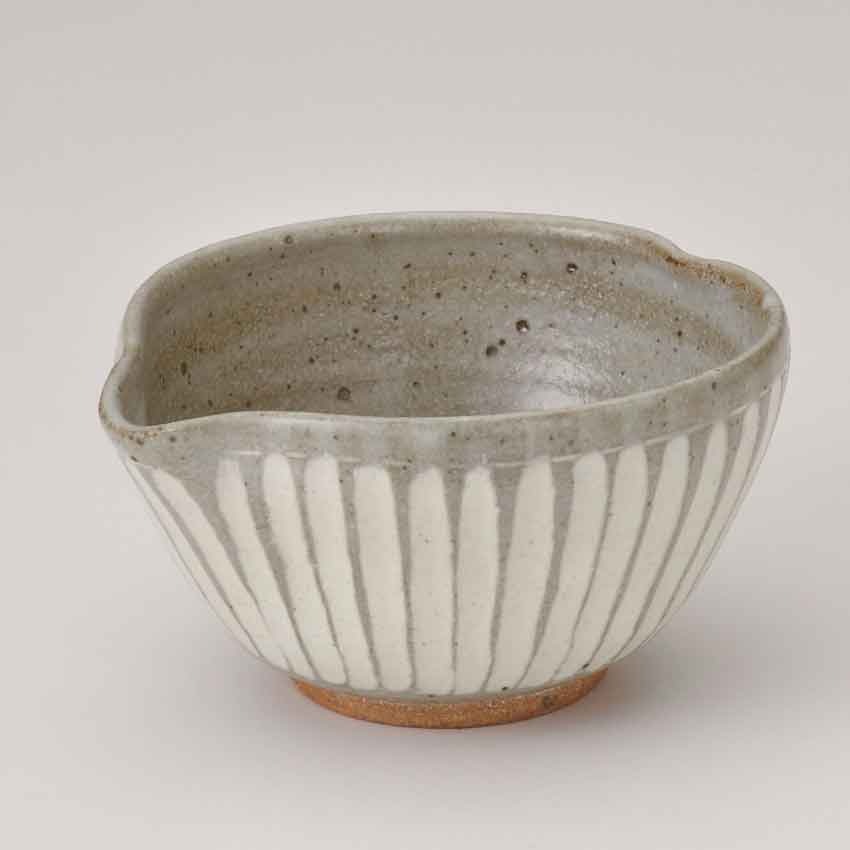 美濃焼【片口抹茶碗】正村　削ぎ粉引　片口抹茶椀　/日本製 陶器 贈り物 抹茶デザート 茶器 お抹茶 湯冷まし