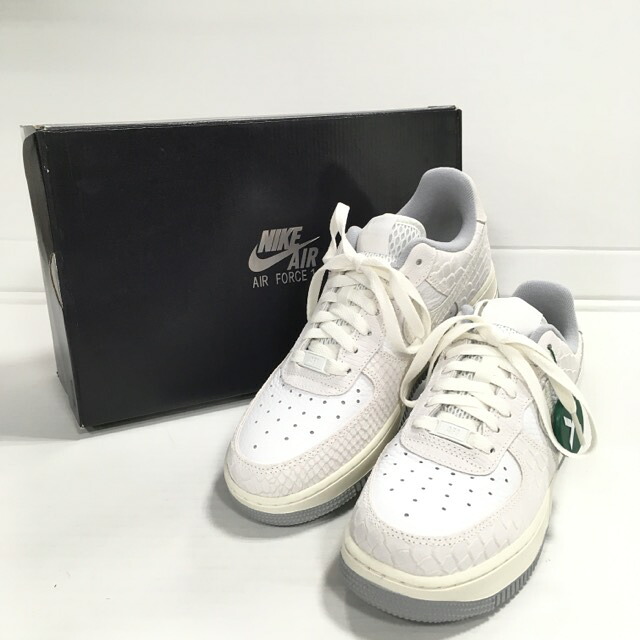 【貨物輸送無料】NIKE WMNS AIR FORCE 1 \u002707 \u0027WHITE PYTHON\u0027 SUMMIT WHITE/SUMMIT WHITE/SAIL/WOLF GREY/WHITE DX2678-100 / ナイキ ウィメンズエアフォース 1 置き目 \"白いこと パイソン\""  レディース スニーカー 白いこと 薄墨色 size：24.5糎【中古】【006】"