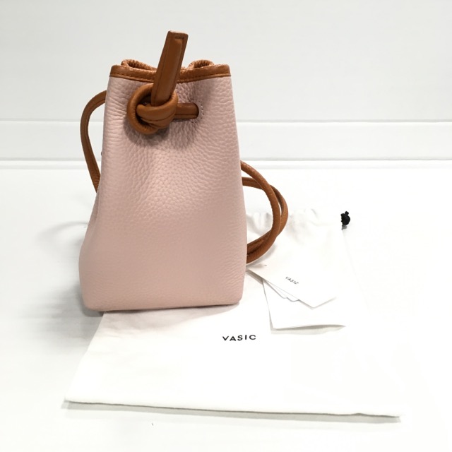 VASIC ボディバッグ ベージュ VASIC（ヴァジック）｜バッグ（ベージュ系）一覧 - WEAR